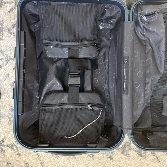 Solgaard Carry On 22 inch Navy Hardside Spinner Suitcase - Picture 6 of 7